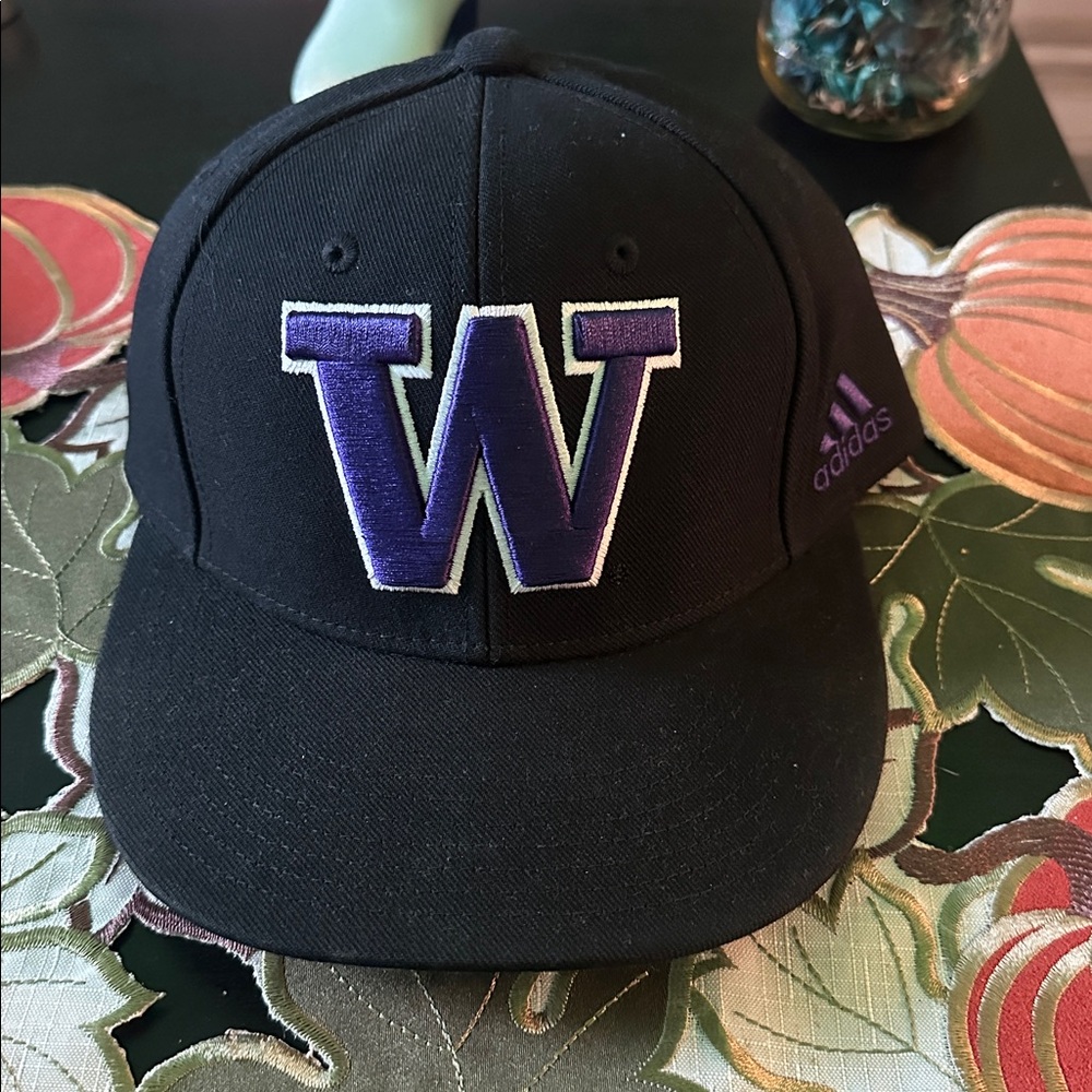 Adidas Black Cap with Purple W and Logo Washington huskies size 6 7/8